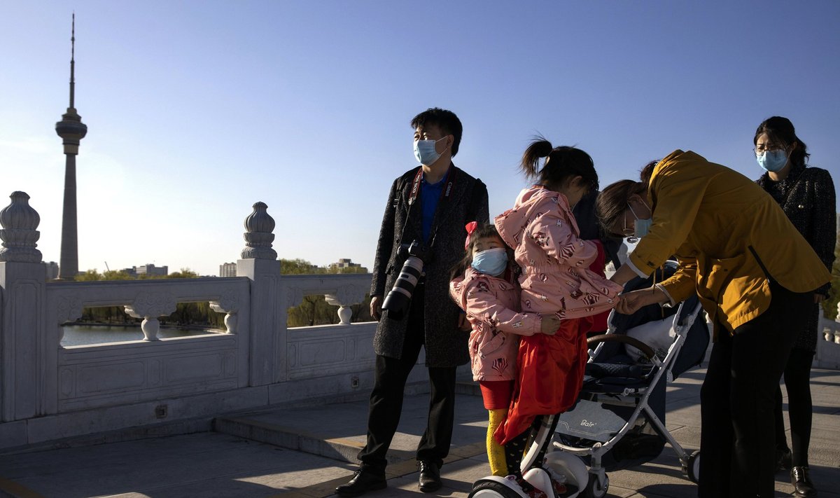 Hiina pered nautisid eile pealinnas Pekingis kaunist päikselist ilma.