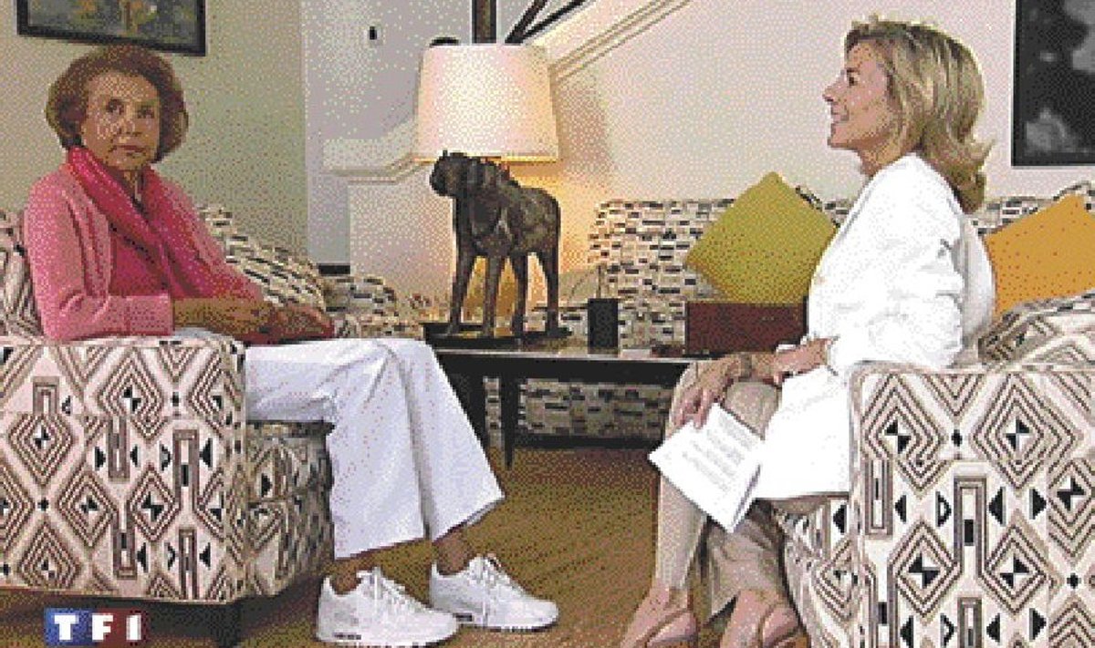 Euroopa rikkaim naine, umbes 17 miljardi eurose varandusega 87-aastane Liliane Bettencourt annab oma Bretagne’i maamajas intervjuud Prantsuse telekanalile TF1.
