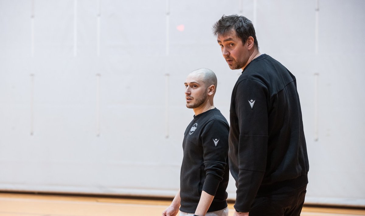 Reinar Hallik (paremal) ja tänavu korvpallikooli esindusvõistkonna peatreener olnud Alessio Landra.