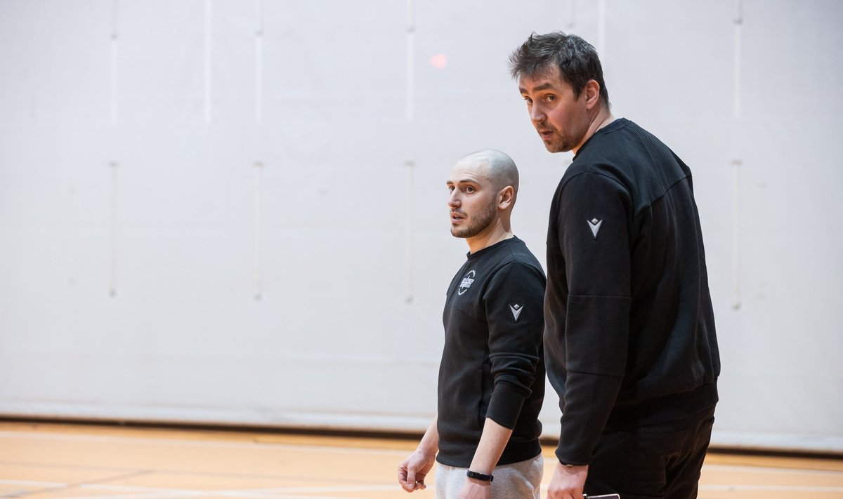 Reinar Hallik (paremal) loodab oma korvpallikooli meistriliigasse viia. 