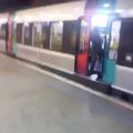 Naine saab jalaga selga ja lendab rongist välja