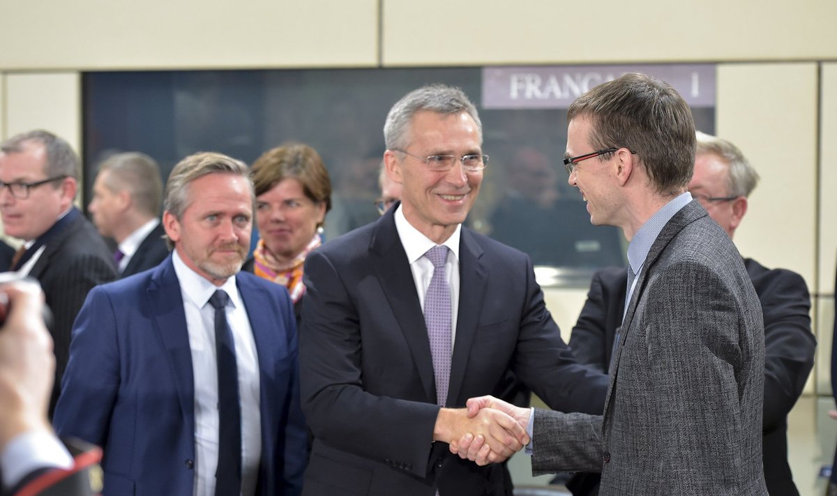 NATO peasekretär Jens Stoltenberg tervitas alliansi kohtumiste debüüdi teinud välisministrit Sven Mikserit kui vana sõpra.