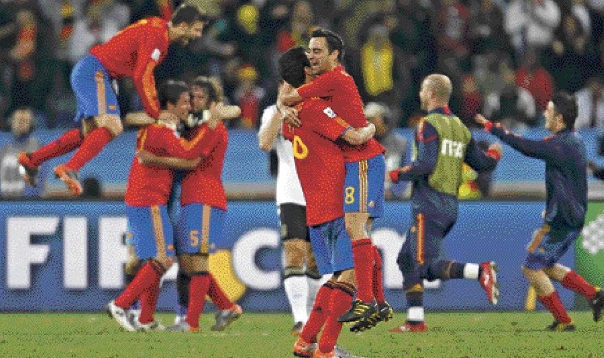 Hispaanlaste geniaalne mängujuht Xavi (nr 8) on hüpanud Sergio Busquetsi embusse, tagaplaanil tähistavad ajaloo esimest MM-finaali pääsu teisedki meeskonnaliikmed.
