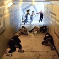 Правдиво ли видео, на котором три француженки избивают толпу мигрантов в подземном переходе?