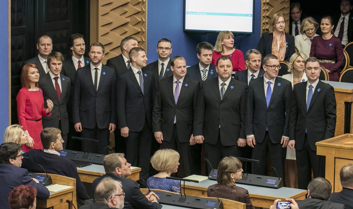 Pärast eelmisi valimisi moodustatud uus valitsus andis Riigikogu ees ametivande 09.04.2015.