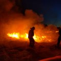 ФОТО: В Кохтла-Ярве пожарные несколько часов боролись с огнем на открытой местности