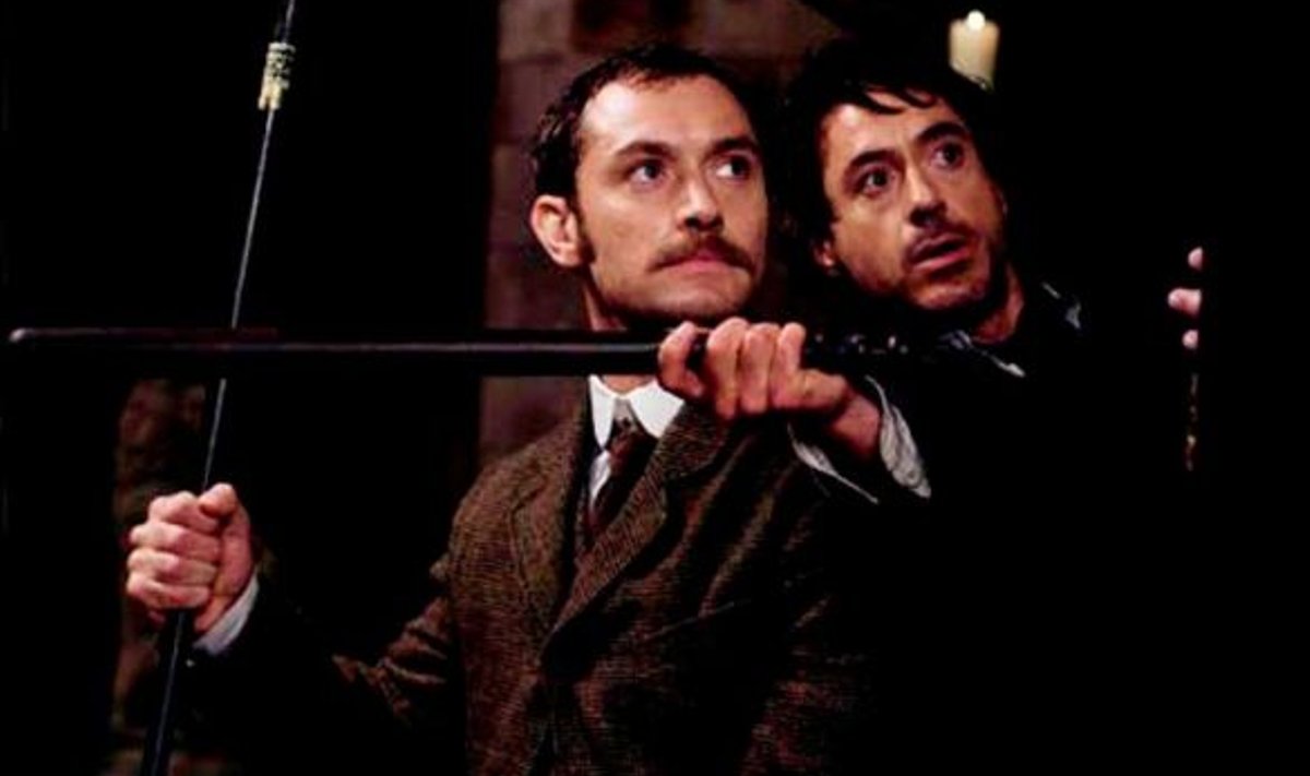 ENDISELT KOOS KURJA VASTU: “Sherlock Holmes” 2009. Dr John Watson (Jude Law) ja Sherlock Holmes (Robert Downey jun.)