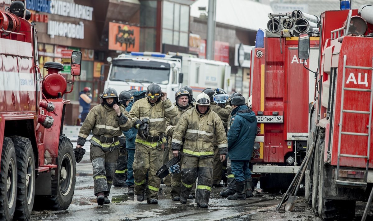 Tuletõrjujad eile Kemerovos põlenud kaubanduskeskuse lähedal