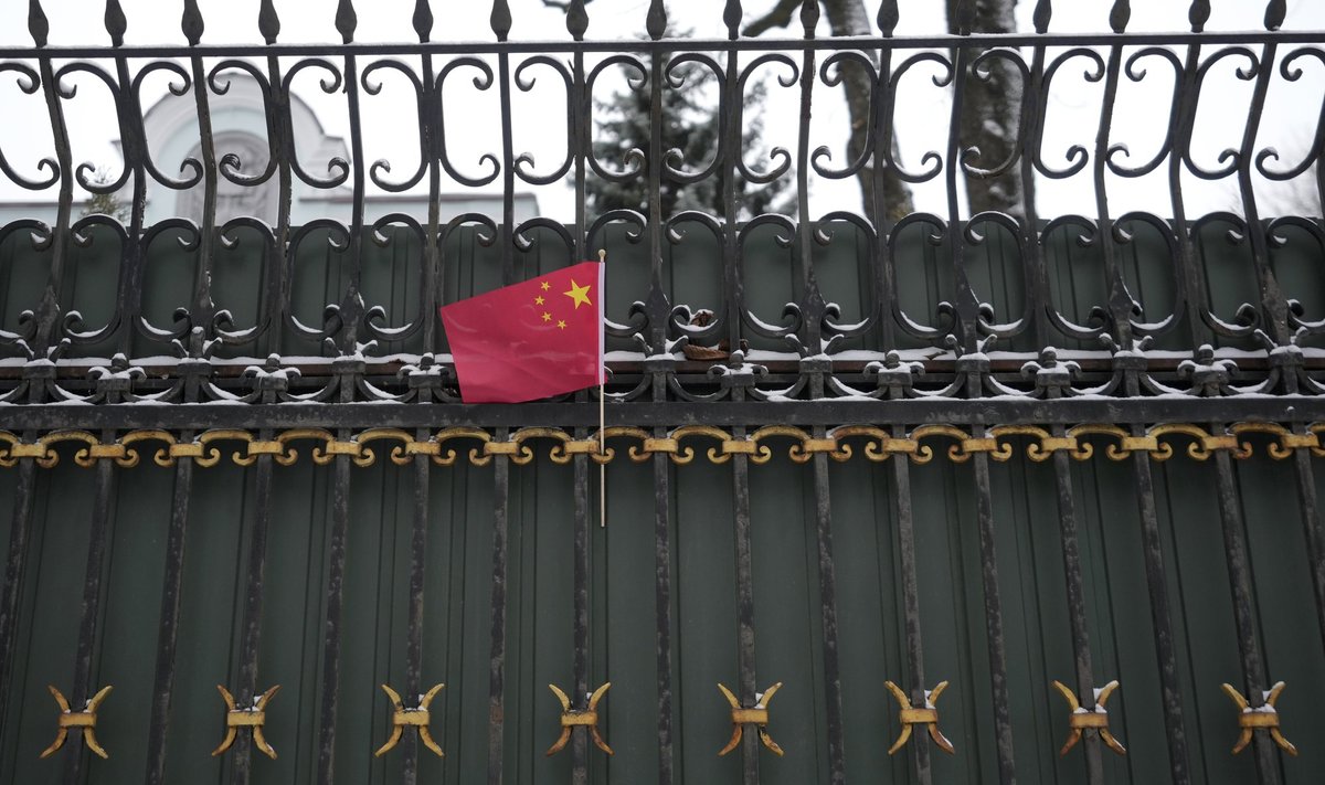 Hiina saatkonna väravale Kiievis on pandud Hiina lipp.