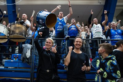 Hullud fännid Kristina ja Kristjan. Kalev/Cramo alistas korvpalli FIBA Europe Cupi K-vahegrupi viimases matšis Den Boschi 73:63, millega tallinlased kindlustasid koha veerandfinaalis.