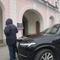 VIDEO | Keskerakonna rahvasaadik müksas meelega protestijat. Autohuligaan Kravtšenko ei plaani riigikogust lahkuda