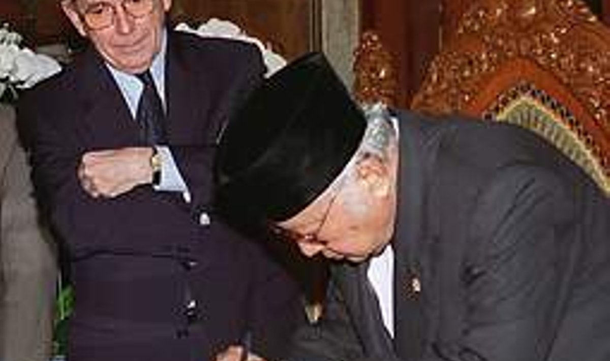 KES ON BOSS? Indoneesia diktaator Suharto sõlmis jaanuaris 1998 orjastava laenulepingu IMFiga, mille allkirjastamist jälgib võidukalt viimase peadirektor Michel Camdessus. Agus Lolong / Afp