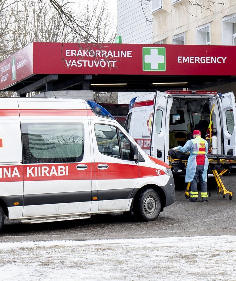 Kiirabi praegune taktika on tuua haiglasse ainult need, keda kodus ravida ei saa, ütles Tallinna Kiirabi peaarst Raul Adlas.