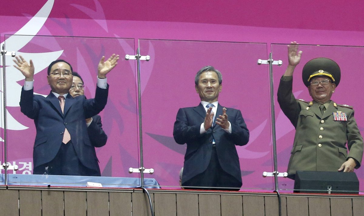Lõuna-Korea peaminister Jung Hong-won (vasakul), endine Lõuna-Korea kaitseminister Kim Kwan-jin (keskel) ja Põhja-Korea rahvamarssal Hwang Pyong So (paremal) Aasia mängude lõputseremoonial 4. oktoobril
