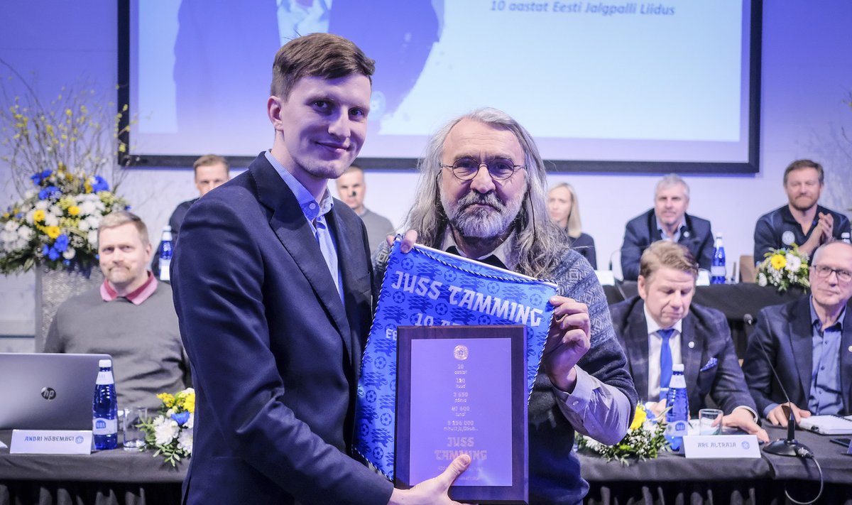 Juss Tamming koos Eesti Jalgpalli Liidu presidendi Aivar Pohlakuga.