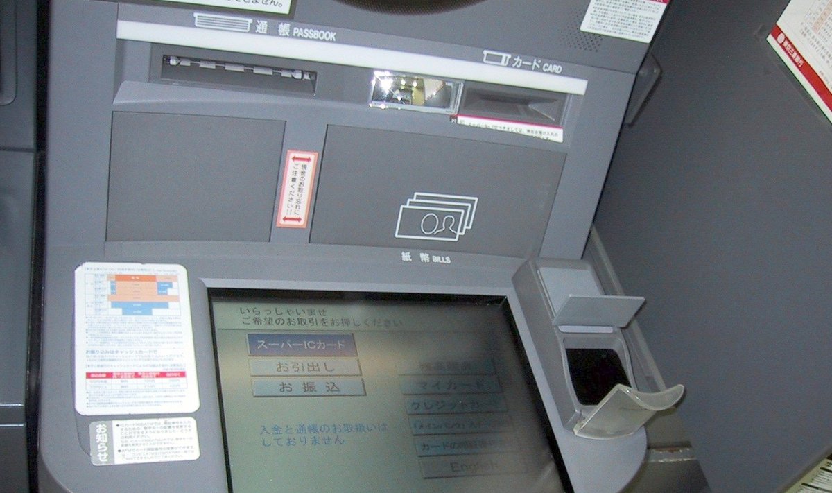 Illustratiivse tähendusega pilt, mis kujutab lihtsalt sularahaautomaati Jaapanis. (Foto: Wikimedia Commons / Chris 73)