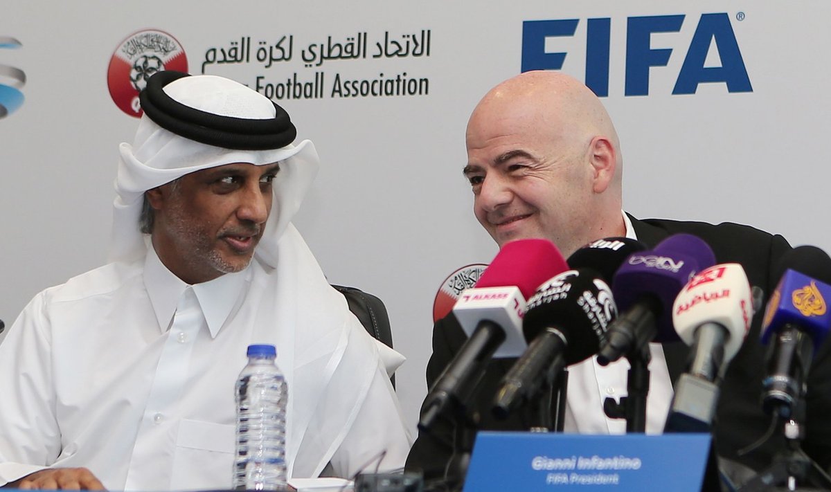 Katari jalgpalliliidu boss šeik Hamad Bin Khalifa Bin Ahmed Al-Thani ja FIFA president Gianni Infantino.