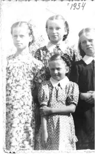 Tiiu (esiplaanil) ja tema kolm õde. Sel aastal läks Tiiu kooli.