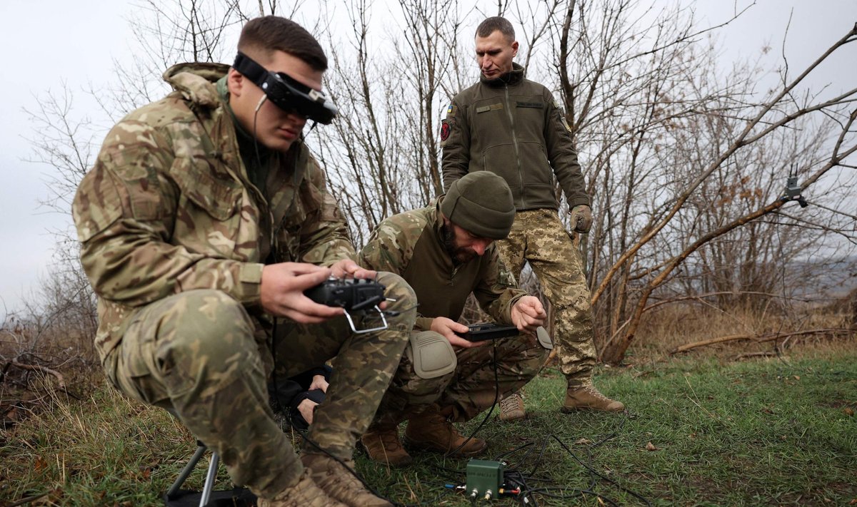 DONETSKI LÄHISTEL: Urkraina sõdur asub lennutama FPV-drooni. 16. november 2023.