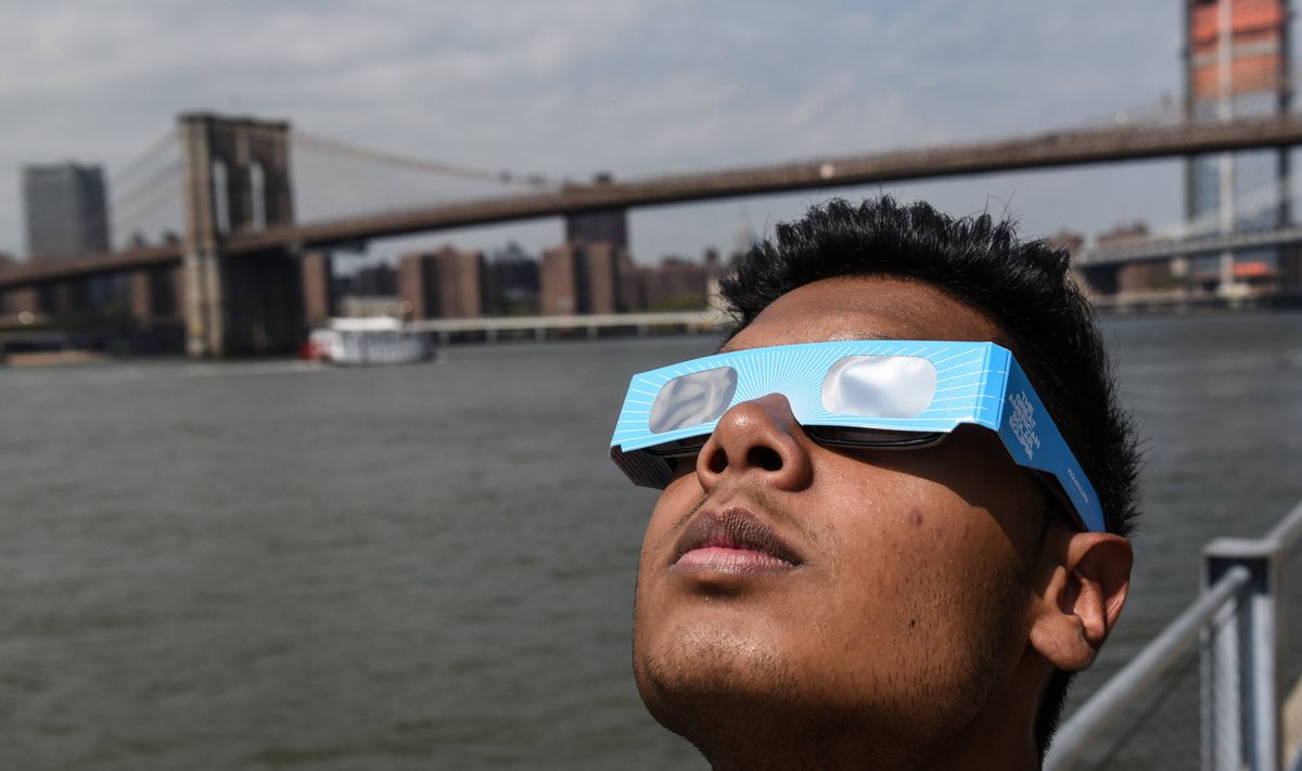 Mees New Yorgis päikesevarjutust vaatamas. 