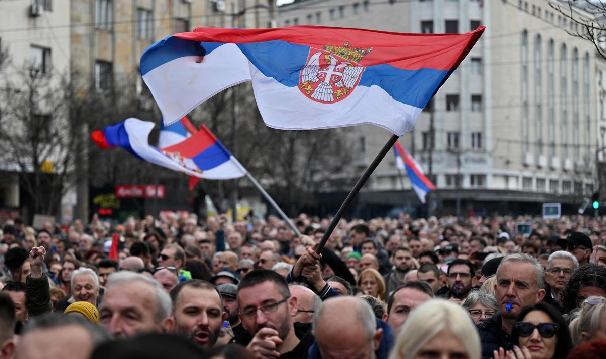 Loosung „Meie pole nõus!“ tõi tänavatele kümneid tuhandeid serblasi.