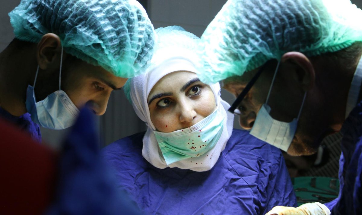 Feras Fayyadi dokumentaalfilm „Salajane haigla“ on tehtud pommitamise eest maa alla kolinud Süüria hospidalis. Maa-aluses haiglas peavad arstid kannatanuid opereerima väga kitsastes oludes.