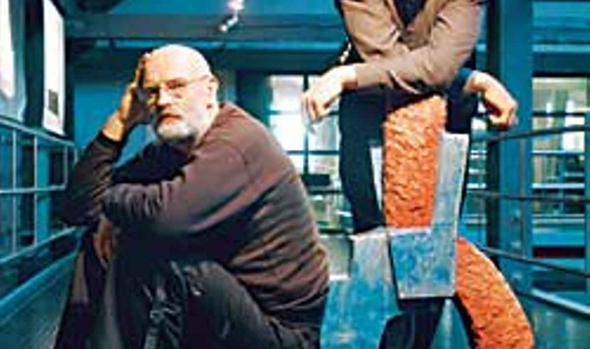 NÄITUSE VAIKUSES: Väljapaneku  promootor, skulptor Jüri Ojaver ja arhitekt Raivo Puusepp nõjatumas skulptuurile "'Ruutav linn 1989...2003"'. Vallo Kruuser