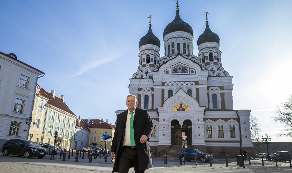 Riigikogu XV koosseisu kogunemine Toompeale. Kalle Grünthal saabub tööle, sinimustvalge lipuke näpus