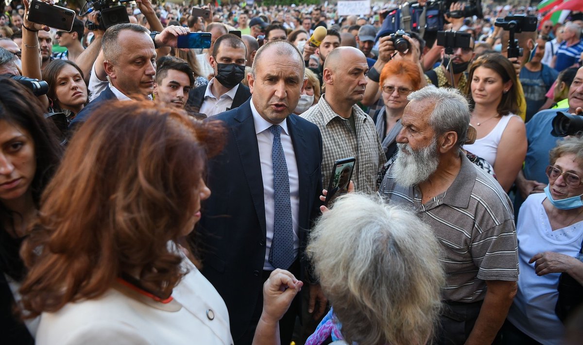 Bulgaaria president Rumen Radev (keskel) nõuab, et korruptsiooniskandaali segatud peaminister Bojko Borisov ametist tagasi astuks.