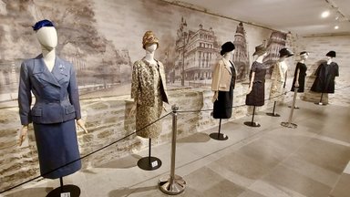 Эталон женского счастья и секрет тонкой талии. Почему обязательно нужно посетить выставку Dior в замке Фалль
