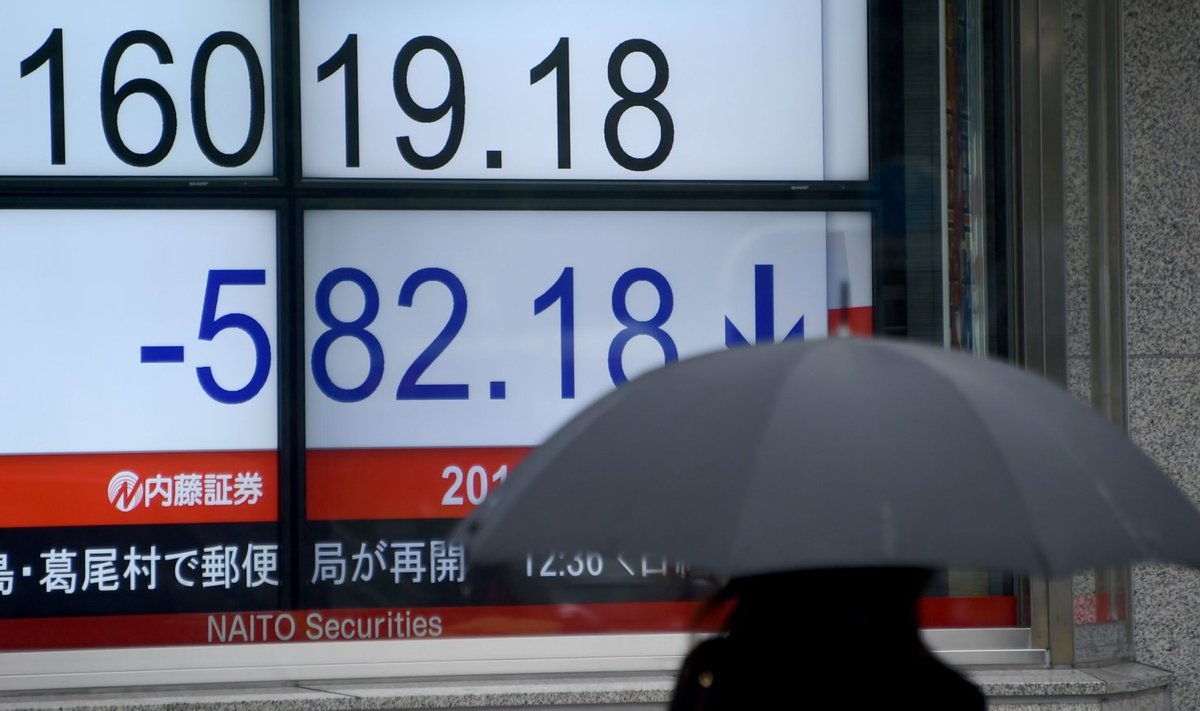 Aktsiahindade tabloo Tokyos asuva ettevõtte hoone aknal