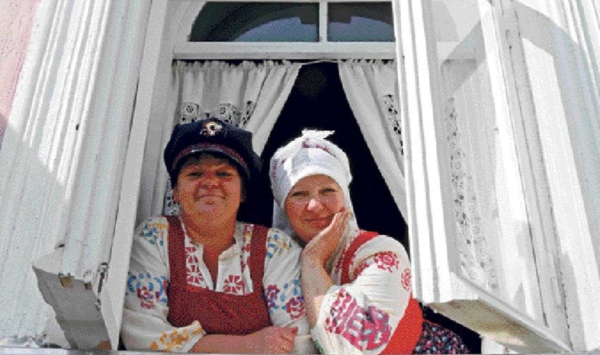Peipsimaa külastuskeskuse perenaine Larissa Filippova (paremal) ja tema sõbranna Inna Plemjanova ootavad külla. Mõlemad kannavad vanausuliste kultuurile omaseid pitsattrüki tehnikas käsitsi kaunistatud särke ja Inna ka kohalikku kaheksakantmütsi.