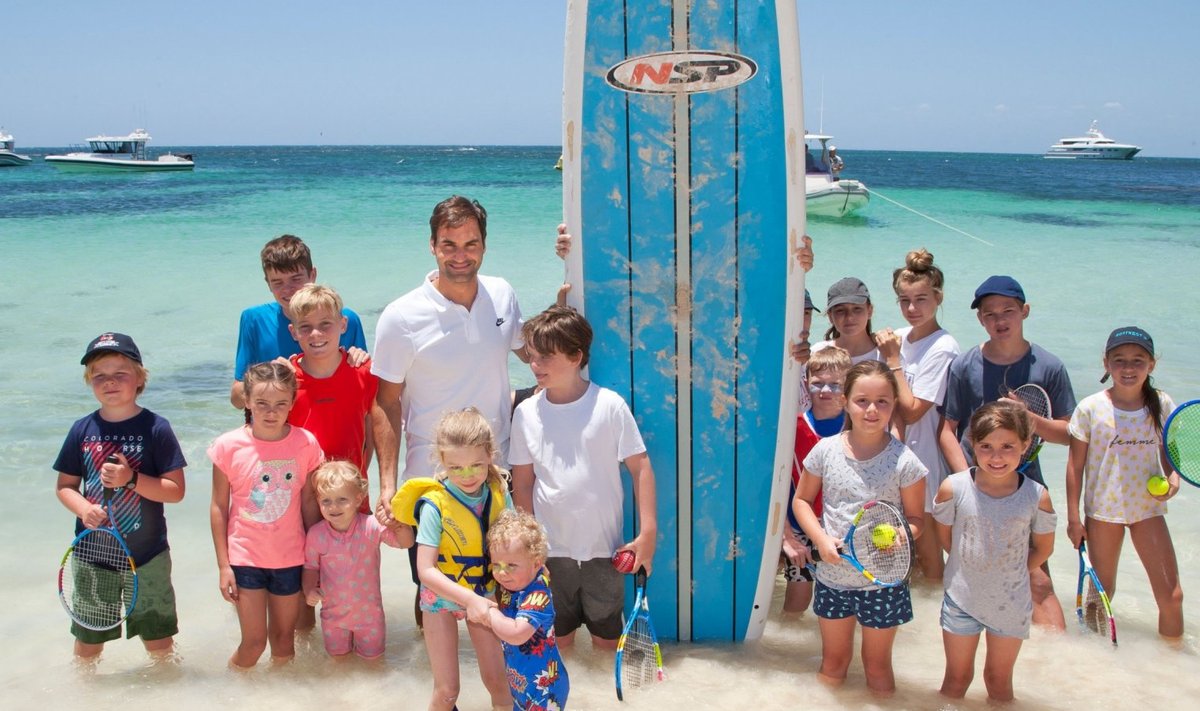 Roger Federer andis meediaüritusel Rottnest Islandil, kuhu ta saabus Perthist helikopteriga, lastele improviseeritud näidistreeningu.