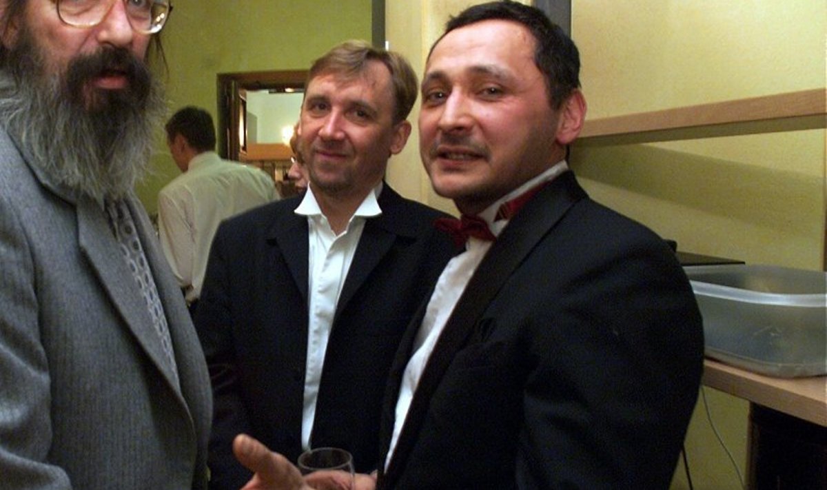 Dajan Ahmet (paremal) teatri aastapreemiate üleandmisel koos Peeter Volkonski (vasakul) ja Elmo Nüganeniga.