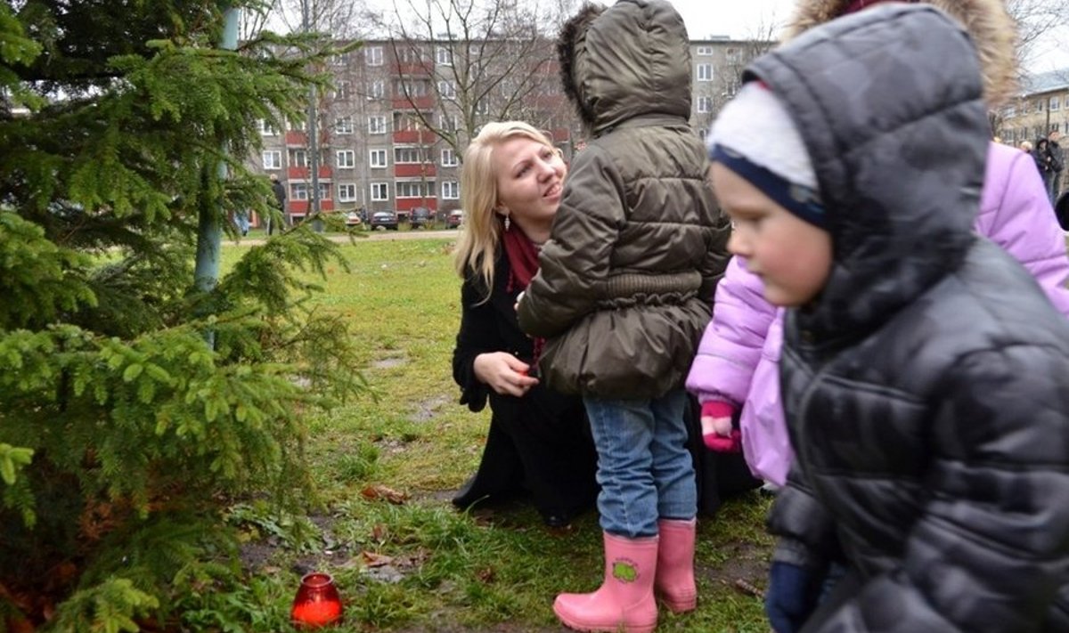 Linnaosavanem Karin Tammemägi asetas koos lastega esimese advendiküünla Karjamaa pargis jõulupuu alla.