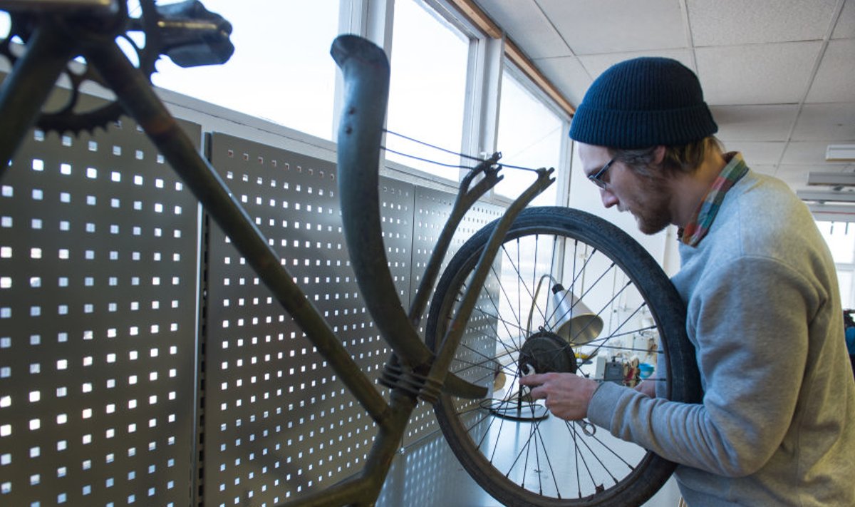 Eile putitas MakerLabi ruumides oma 70-aastast jalgratast Kultuurikatla haldusjuht ja hobimehaanik Raivo Raidvee.