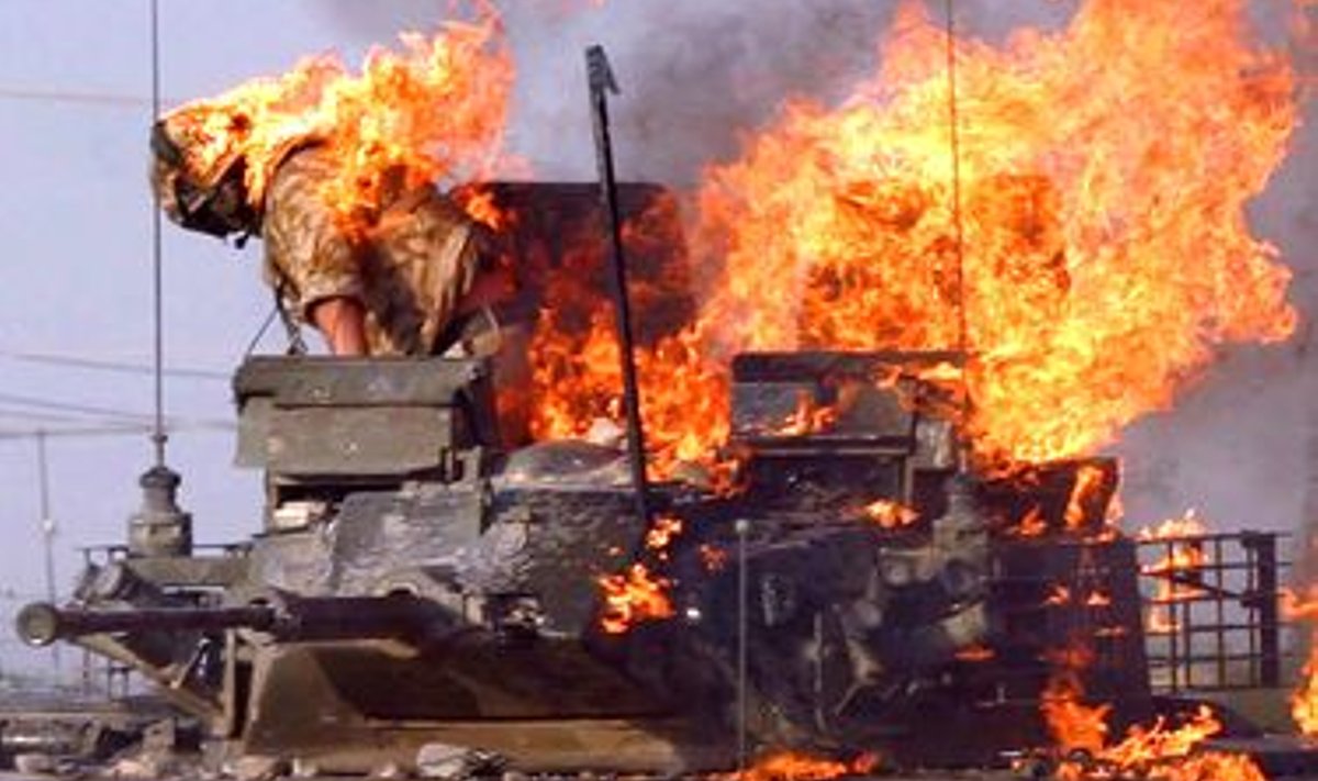 Briti sõdur ronib välja põlevast tankist Basras