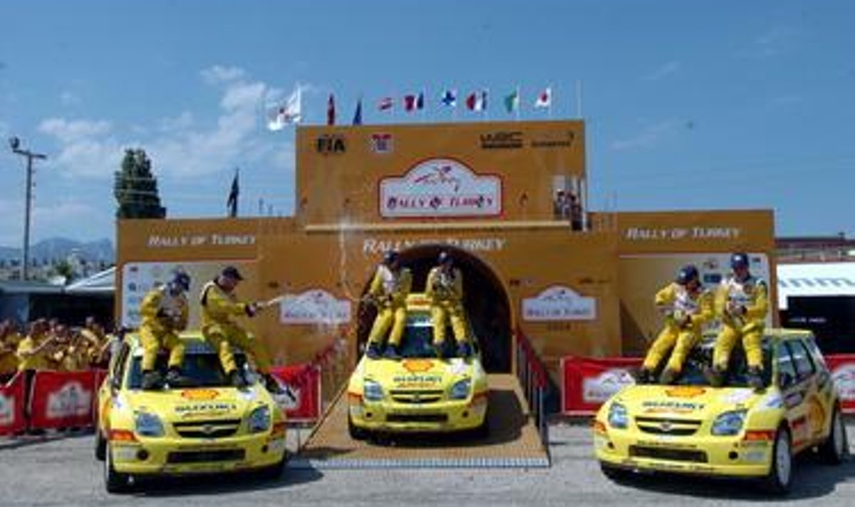 Suzuki JWRC meeskonna ekipaažid tähistamas kolmikvõitu Türgi rallil