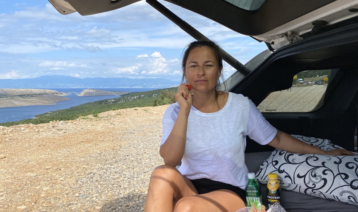 Mis viga autos magada, kui hommikusööki saab sellise vaate taustal nautida. Taamal Krki saar Horvaatias.