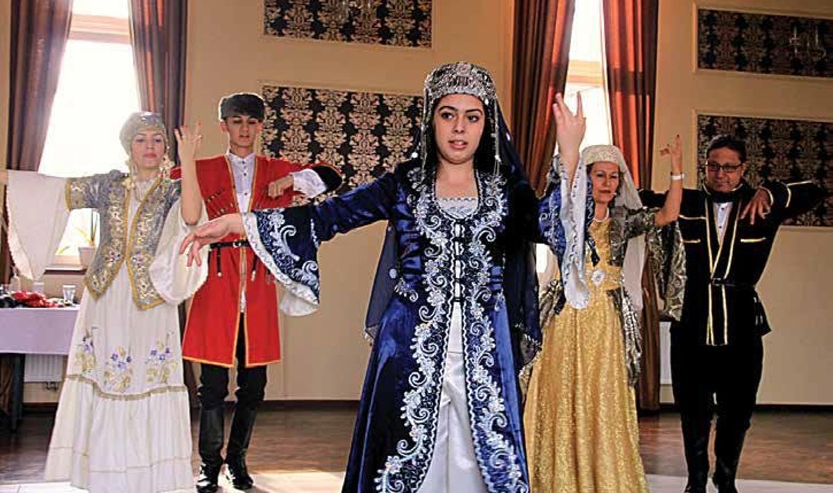Toimusid tantsutöötoad, kus iga riik esitas midagi rahvuspärast. Pildil türklased oma uhketes rahvarõivastes oma etteastet tegemas.