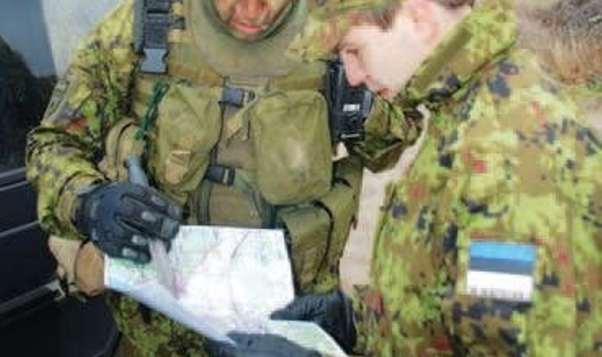 Õppuste plaani uurivad leitnant Lauri Teppo (vasakul) ja nooremleitnant Oliver Tsarski. Abiks on raketibaasi kaart. Foto: Allar Viivik