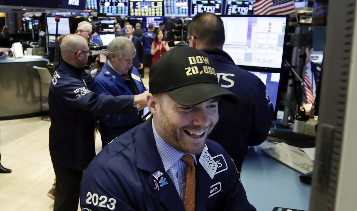 New Yorgi börsimaaklerid rõõmustavad Dow Jonesi indeksi uue rekordilise taseme üle.