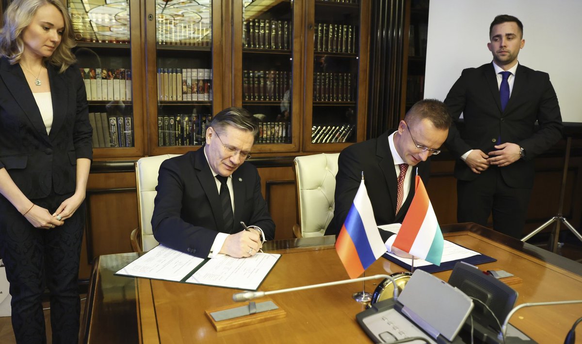 Péter Szijjártó (paremal) Moskvas lepinguid allkirjastamas