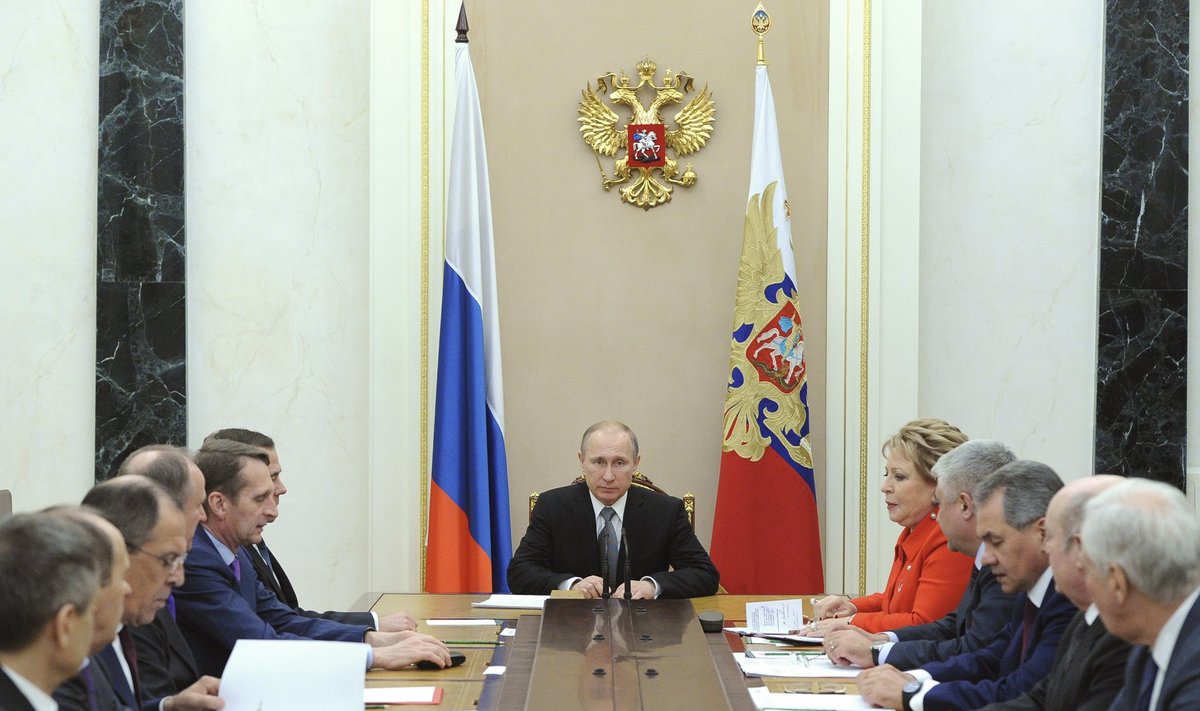 Vladimir Putin julgeolekunõukogu istungil 6. märtsil