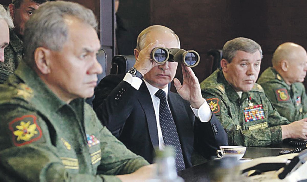 Слева направо: Сергей Шойгу, Владимир Путин, Валерий Герасимов