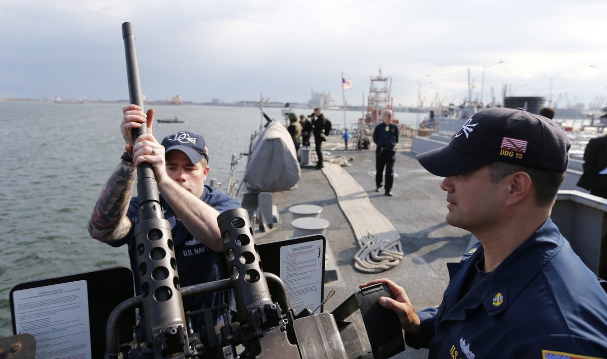 USS Donald Cook'i meeskond tööhoos Rumeenias Constanta sadamas