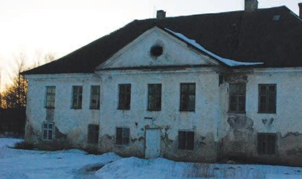 Pärast sõda anti mõisahoone kolhoosi- ja sovhoositööliste elamuks. Aastal 1995 tagastati kompleks kogudusele ning neli aastat tagasi võeti see muinsuskaitse alla. Foto: Allar Viivik
