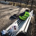 FOTOD ja VIDEO: Pohmellis linnatööline külitas koristamise asemel pargipingil