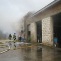 FOTOD: Kiviõlis põles saun, süttimisohus oli ka autoremonditöökoda
