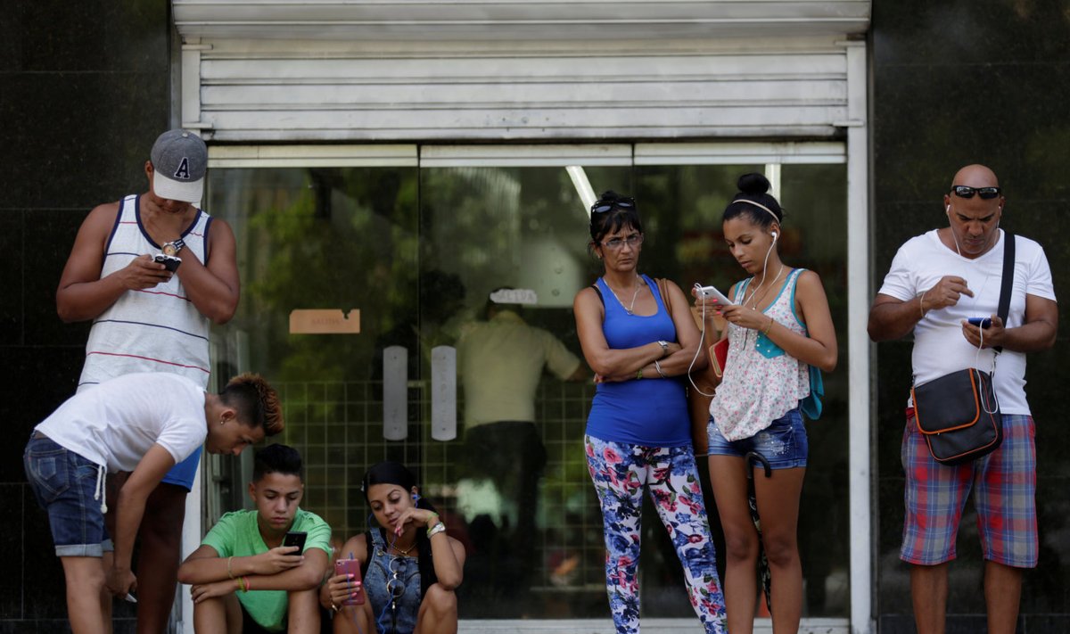 Kuubalased avaliku WiFi punkti teenuseid kasutamas.
